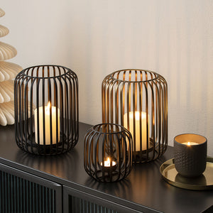 Sort Christmas Chic stormlykt med levende kubbelys, vist sammen med andre lykter
