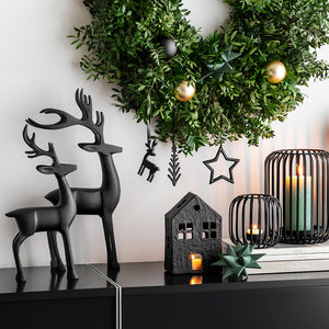 Christmas Chic juleornamenter fra Villeroy & Boch på en dekorert julekrans med reinsdyrfigurer, lyslykter og julepynt