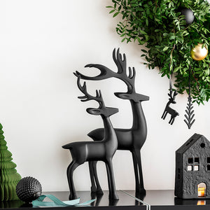 Sort glasskule med relieffmønster og grønt bånd som julepynt i elegant vinterdekor