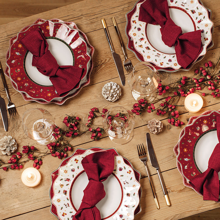 Elegant dekket bord med Villeroy & Boch tallerken Toy’s Delight, inkludert julestemning med røde servietter og dekor.
