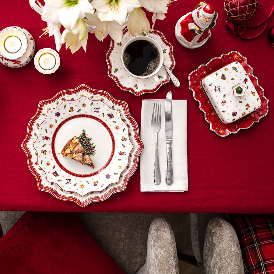 Villeroy & Boch Toy’s Delight tallerken servert med kake og kaffe i en koselig julesetting.