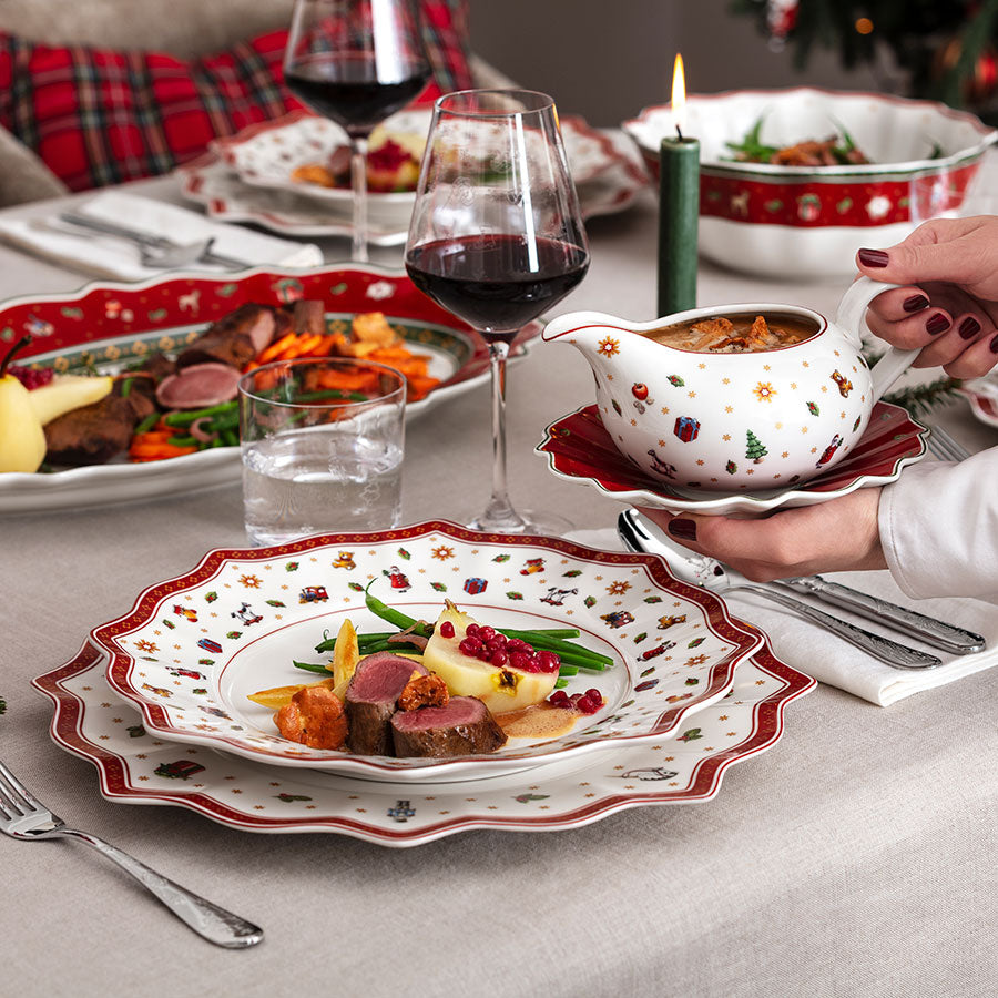 Villeroy & Boch tallerken Toy’s Delight med smakfull middag, inkludert vin og juledekor på bordet.