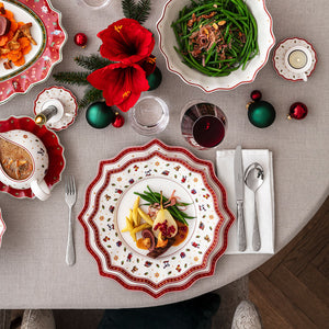 Festlig borddekk med Villeroy & Boch tallerken Toy’s Delight, inkludert grønnsaker og blomsterdekorasjoner.
