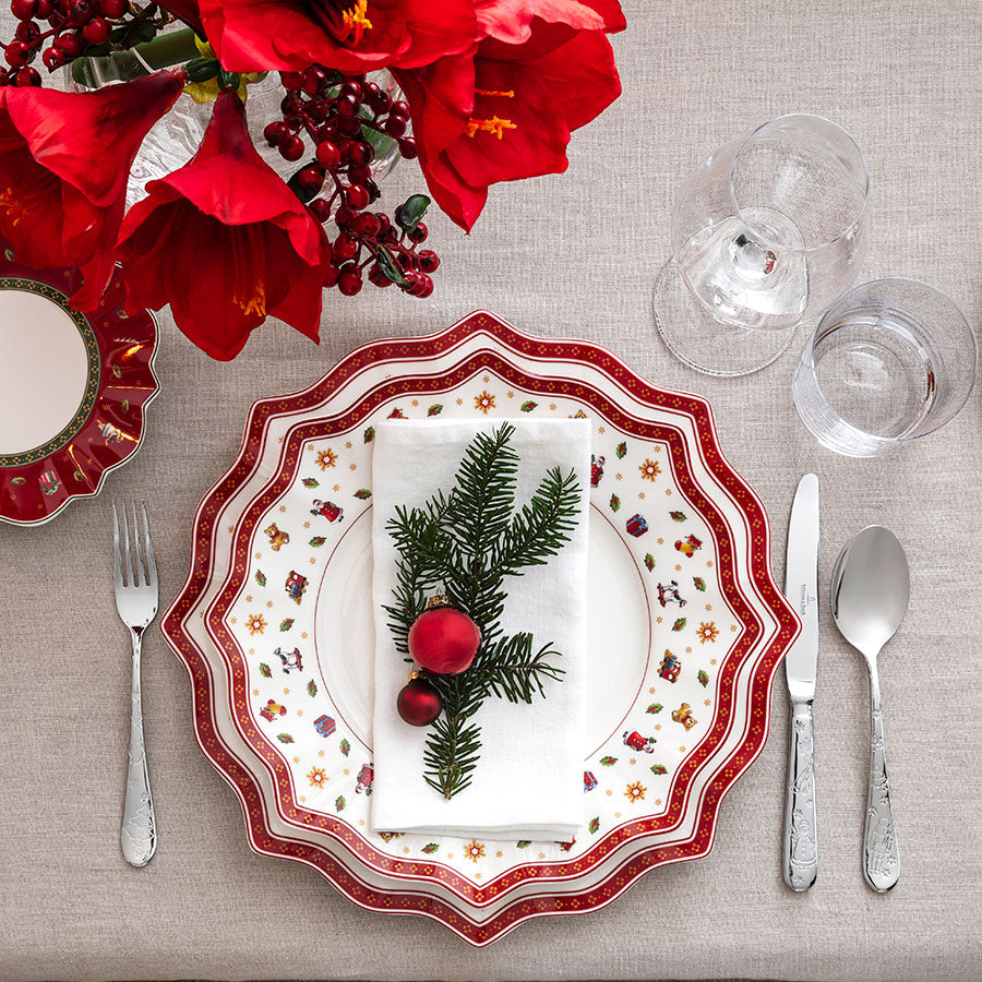 Villeroy & Boch tallerken Toy’s Delight med dekorative blomster og julepynt på bordet.