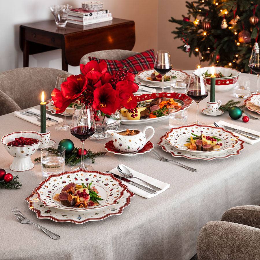Juledekket bord med Villeroy & Boch tallerken Toy’s Delight, inkludert festlig juledekor og luksuriøse detaljer.