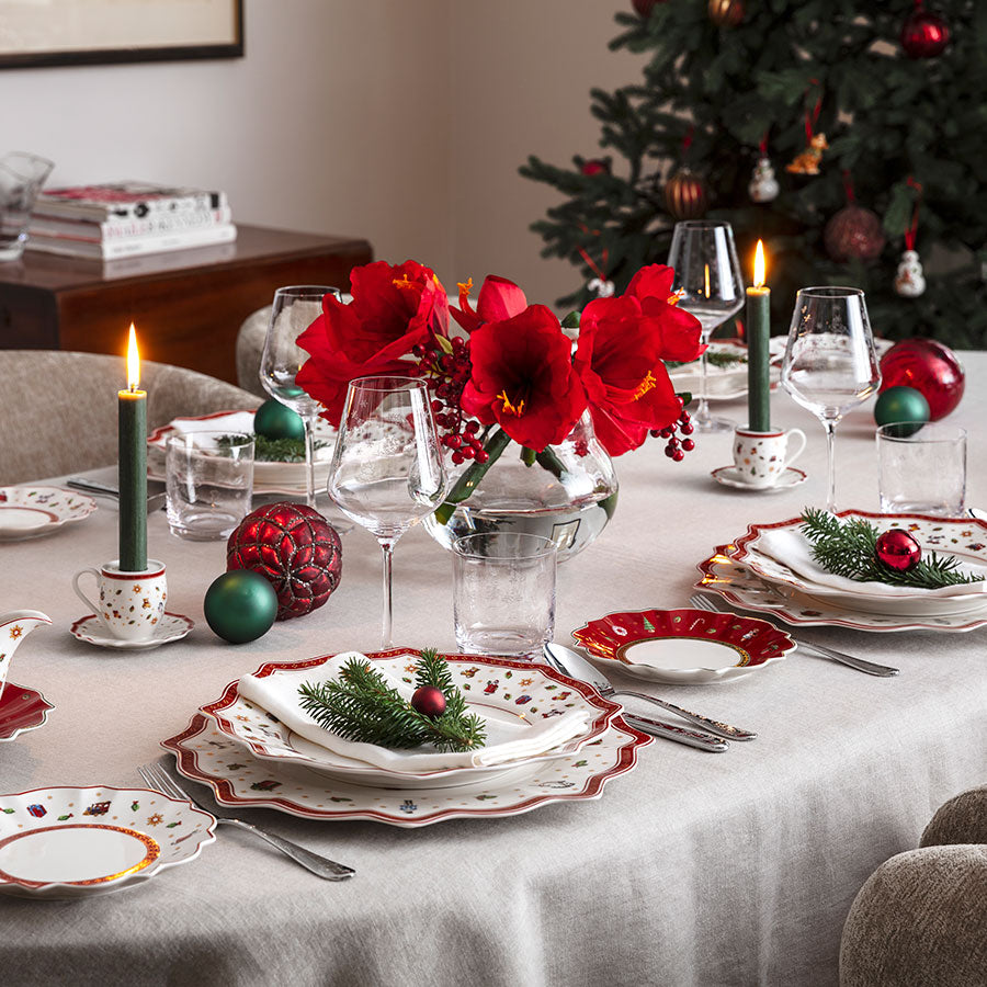 Nærbilde av Villeroy & Boch tallerken Toy’s Delight med juleservise og juleservietter i en klassisk oppdekning.