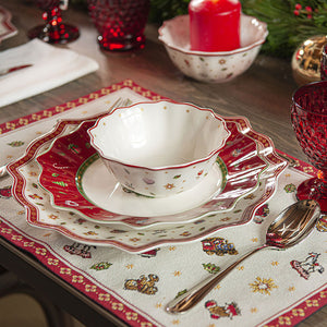 Villeroy & Boch tallerken Toy’s Delight presentert med skåler og juledekor gjør et koselig måltid.