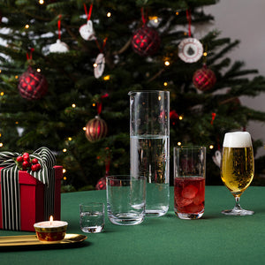 Toy's Delight glassmugge fra Villeroy & Boch på julebord med juletre og drikkevarer