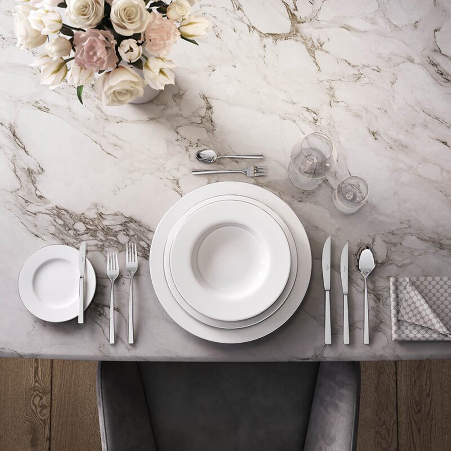 Elegant borddekking med Villeroy & Boch Anmut Platinum No.1 Skål 13 cm, servert med forskjellige retter på et stilrent marmor bord.