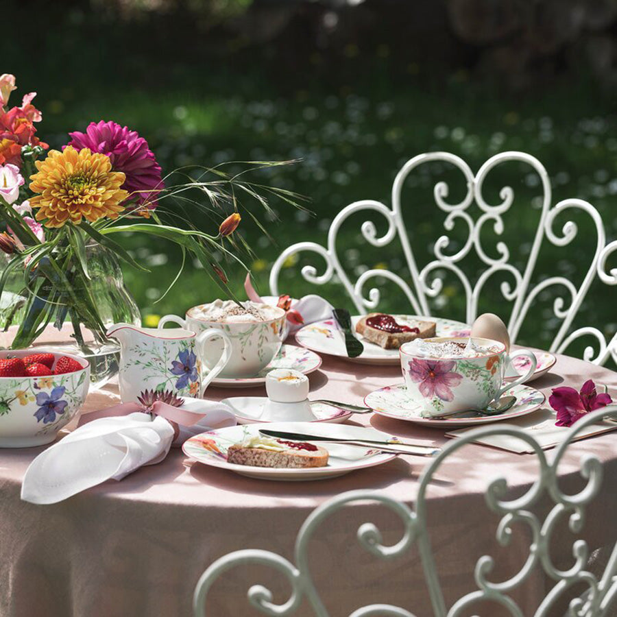 Villeroy & Boch Mariefleur Basic Eggeskål tilbrakt utendørs på en elegant frokostdekking med blomster i bakgrunnen.
