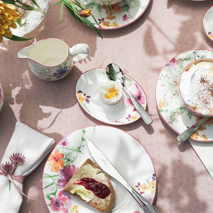 Villeroy & Boch Mariefleur Basic Eggeskål, sammen med asjetter og kaker, som gir et blomstrende preg til frokostoppsett.