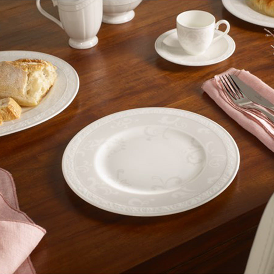 Villeroy & Boch Gray Pearl Skål 13cm på et bord med frokostservering. Skålen er praktisk og stilfull, med sølvgrå dekorasjoner.