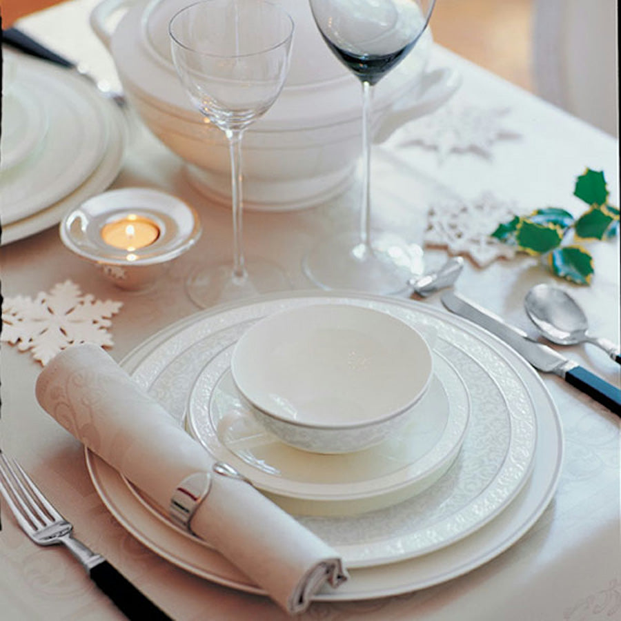 Villeroy & Boch Gray Pearl Skål 13cm plassert på dekket bord. Skålen viser en tidløs eleganse, ideell for både hverdag og fest.