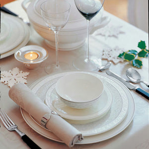 Villeroy & Boch Gray Pearl Skål 13cm plassert på dekket bord. Skålen viser en tidløs eleganse, ideell for både hverdag og fest.