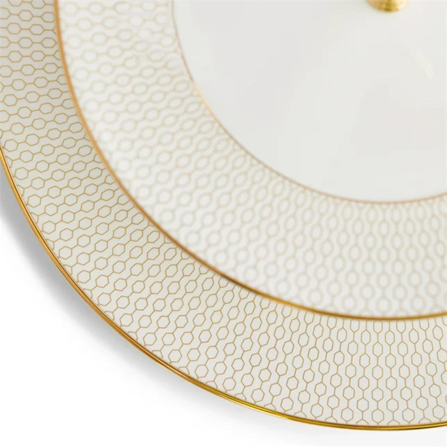 Oversiktsbilde av etasjefatet fra Wedgwood med to nivåer, uthever det delikate designet og de runde kantene i 22 karat gull.