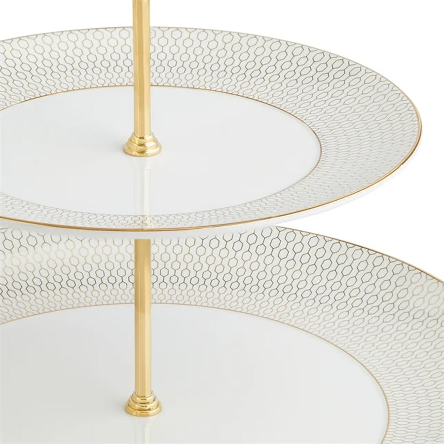 Detaljbilde av Wedgwood Gio Gold etasjefat med to lag, viser det intrikate geometriske mønsteret og den luksuriøse gullkanten.