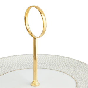 Nærbilde av håndtaket på Wedgwood Gio Gold etasjefat, fremhever den stilige gullsøylen og den moderne designen.