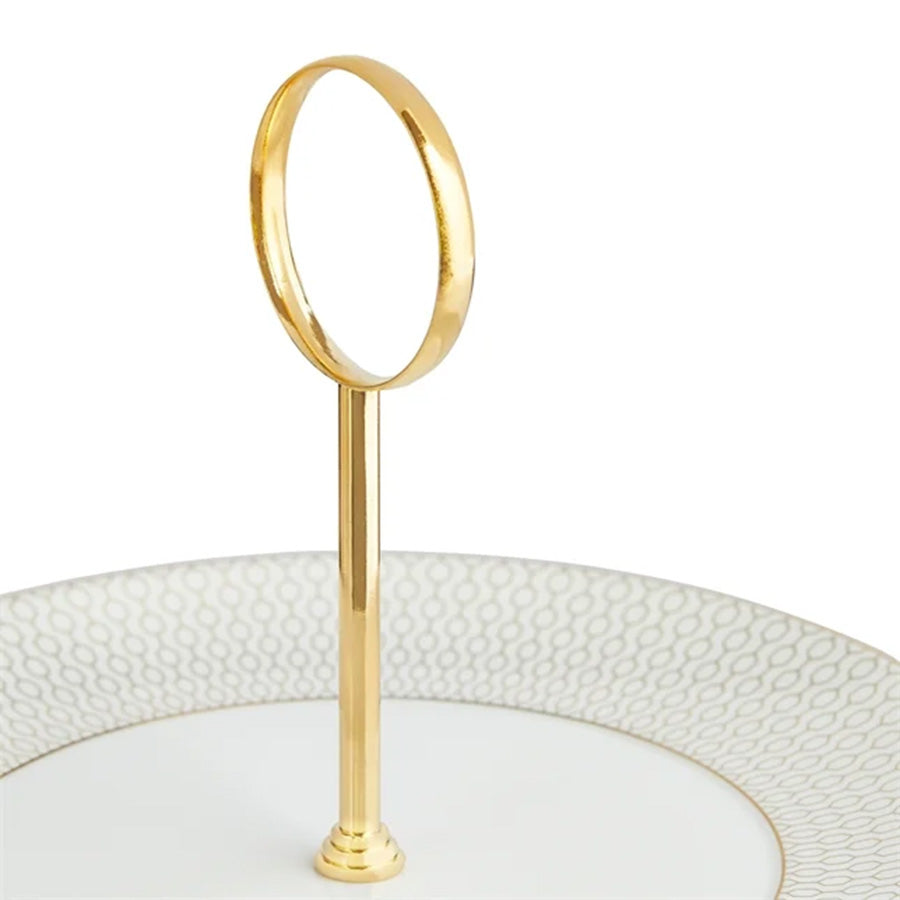 Nærbilde av håndtaket på Wedgwood Gio Gold etasjefat, fremhever den stilige gullsøylen og den moderne designen.
