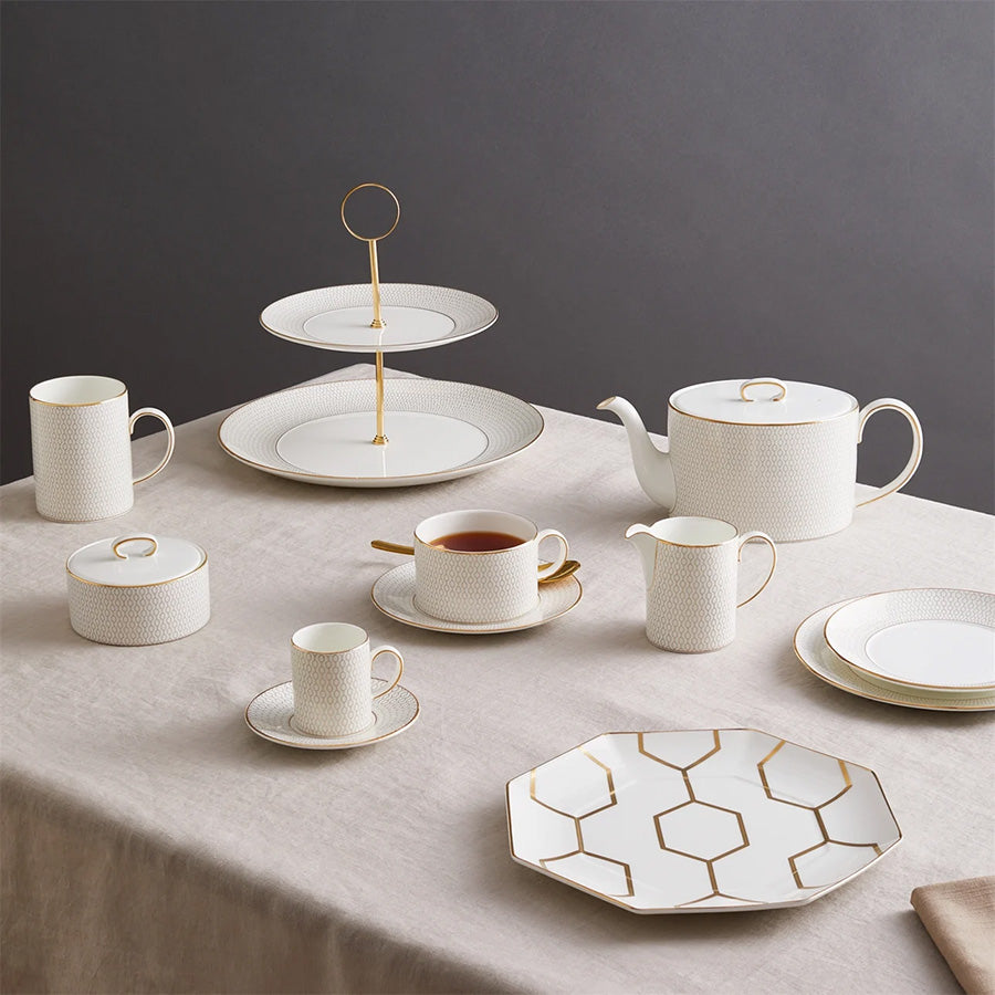 Wedgwood Gio Gold Tekanne 1 Liter sammen med servise og kopper, inspirerende setting for elegant teservering.