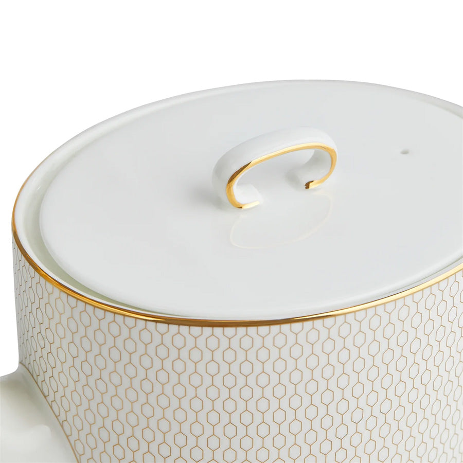 Nærbilde av lokket på Wedgwood Gio Gold Tekanne 1 Liter, som viser den detaljerte designen i gull og hvit porselen.