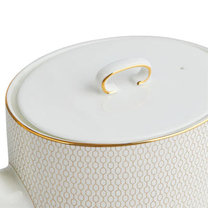 Nærbilde av lokket på Wedgwood Gio Gold Tekanne 1 Liter, som viser den detaljerte designen i gull og hvit porselen.