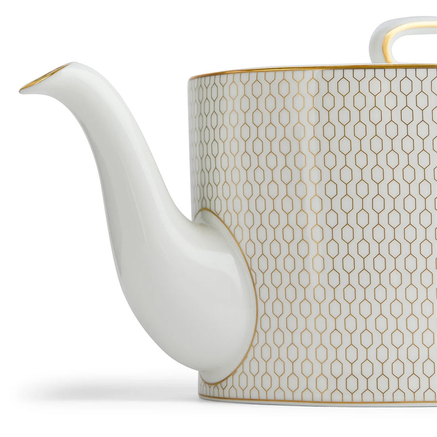 Detalj av Wedgwood Gio Gold Tekanne 1 Liter som viser den elegante tuten og gullkantet design. Ideell for moderne tebord.