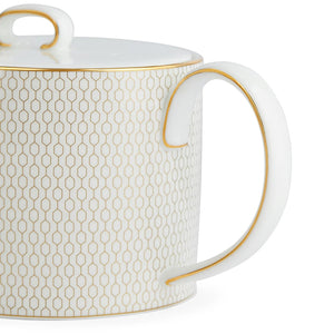 Sidevisning av Wedgwood Gio Gold Tekanne 1 Liter som fremhever det geometriske mønsteret og den stilige håndtaket. Perfekt til helgefrokosten.