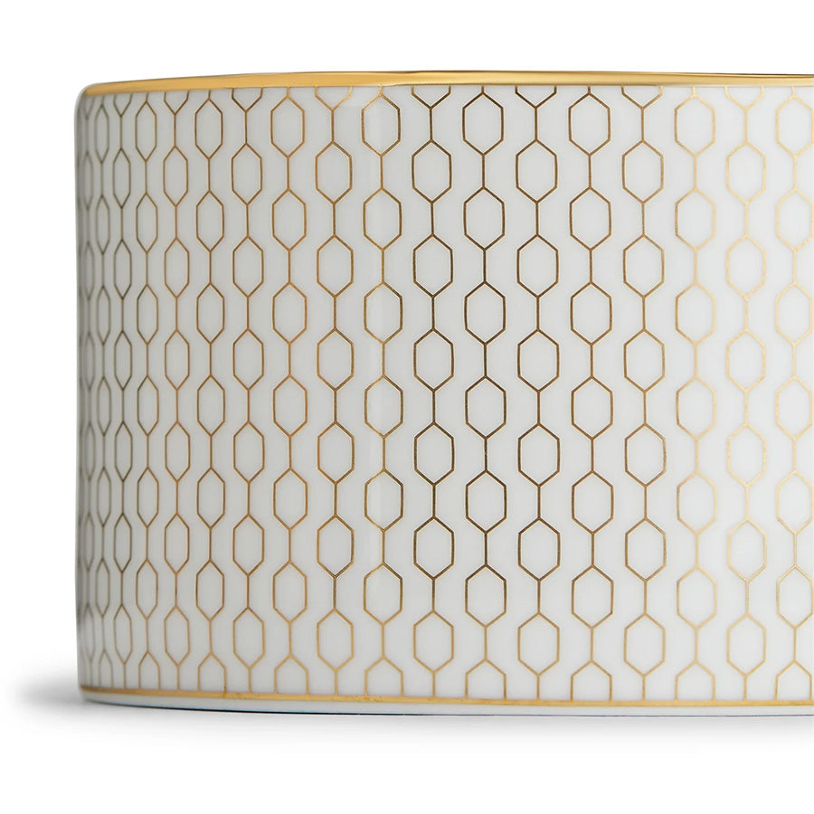 Nærbilde av Wedgwood Gio Gold Tekopp Med Skål, med fokus på det fine geometriske gullmønsteret på koppen.