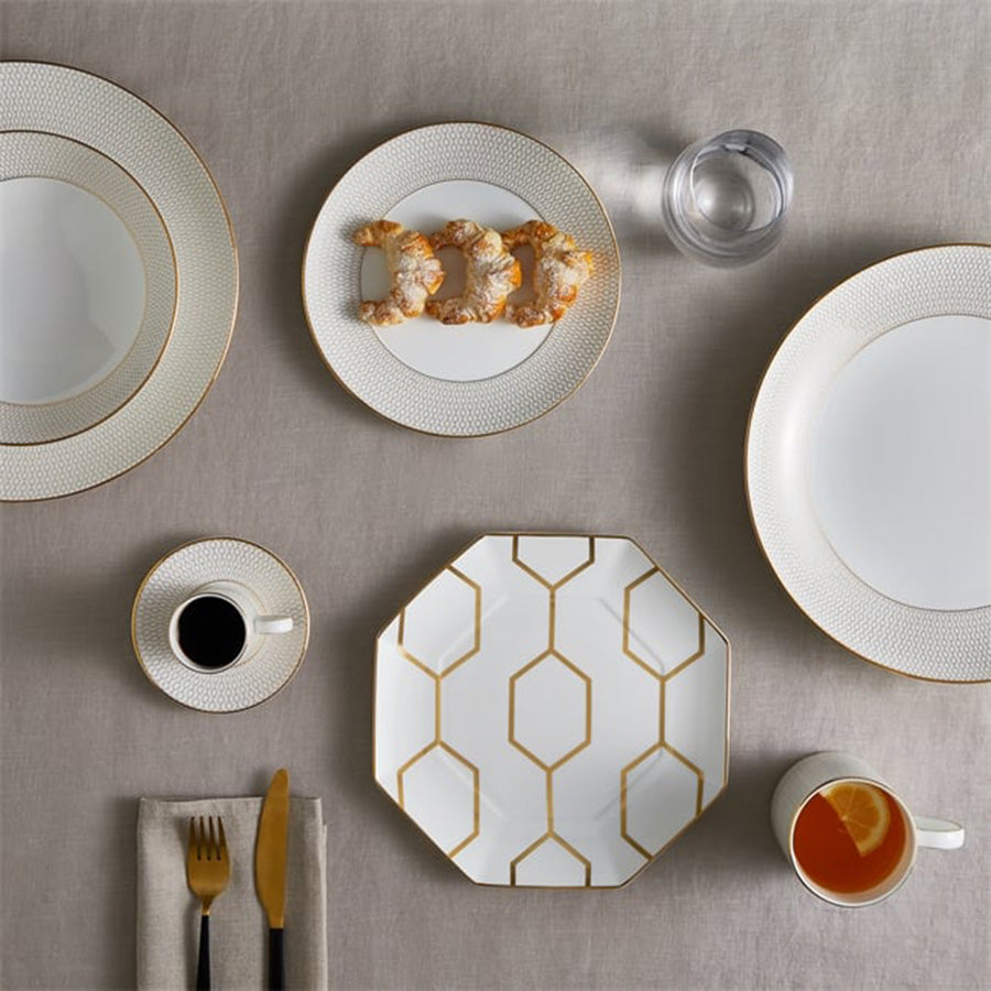 Wedgwood Gio Gold Tallerken 17cm - Tallerken med småretter og drikke, fremhever den elegante designen i borddekkingen.