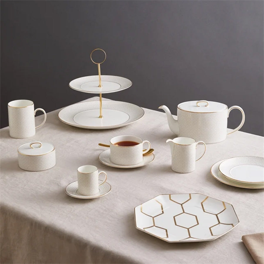 Helhetlig bordoppsett med Wedgwood Gio Gold Krus 340ml, tallerkener og tepotte, perfekt for stilige måltider.
