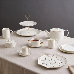 Helhetlig bordoppsett med Wedgwood Gio Gold Krus 340ml, tallerkener og tepotte, perfekt for stilige måltider.