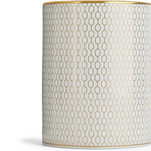 Tett bilde av Wedgwood Gio Gold Krus 340ml som fremhever det intrikate geometriske mønsteret i luksuriøs benporselen.