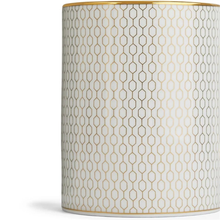 Tett bilde av Wedgwood Gio Gold Krus 340ml som fremhever det intrikate geometriske mønsteret i luksuriøs benporselen.