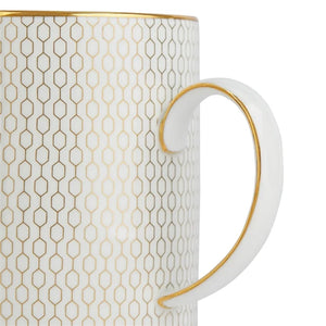 Nærbilde av håndtaket på Wedgwood Gio Gold Krus 340ml, dekorert med 22 karat gull for ekstra luksus.