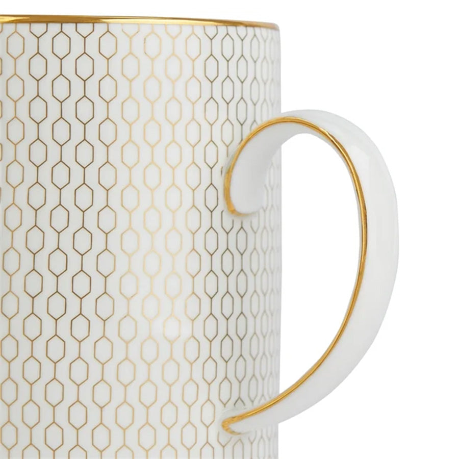 Nærbilde av håndtaket på Wedgwood Gio Gold Krus 340ml, dekorert med 22 karat gull for ekstra luksus.