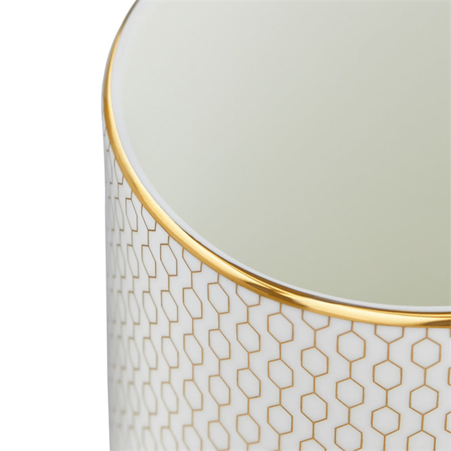 Detalj av Wedgwood Gio Gold Krus 340ml som viser den sofistikerte gull-dekorasjonen på innvendig kant.