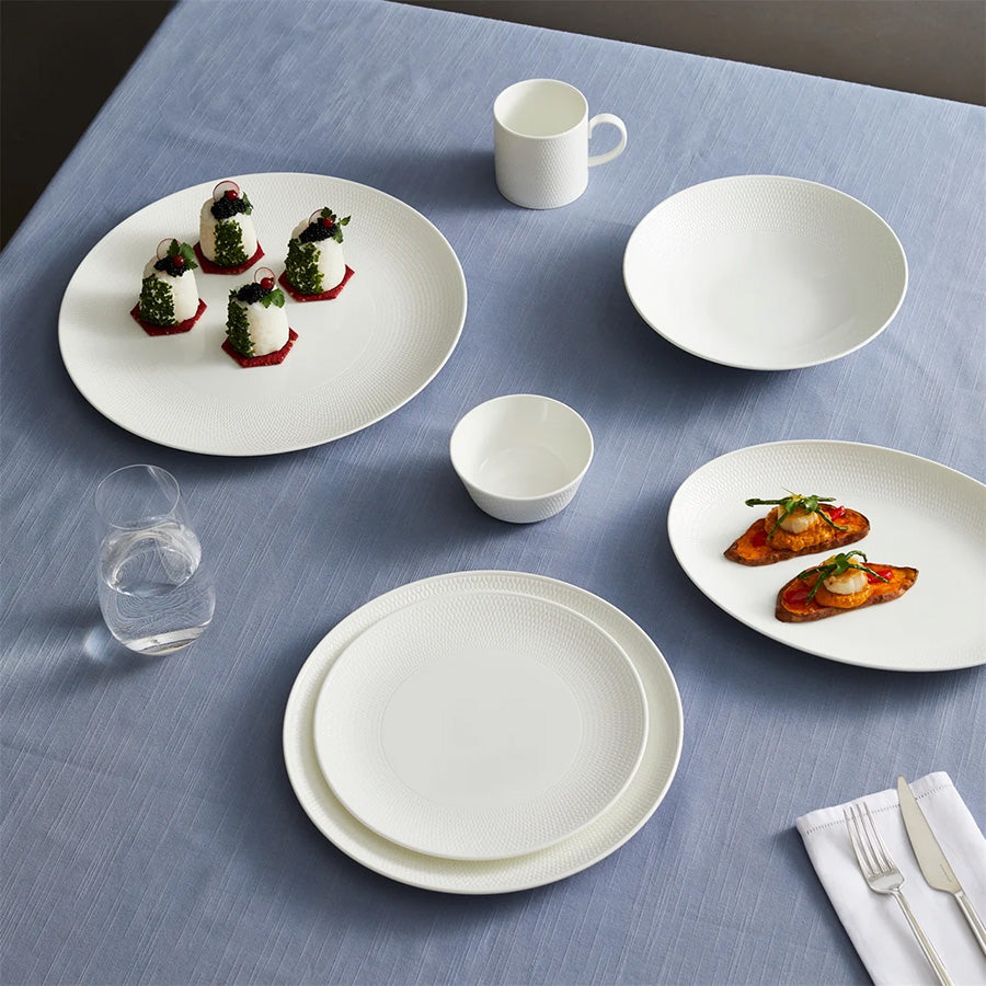 Bordoppsett med Wedgwood Gio Krus 29 cl og andre koordinaterte deler, perfekt for en elegant borddekking.