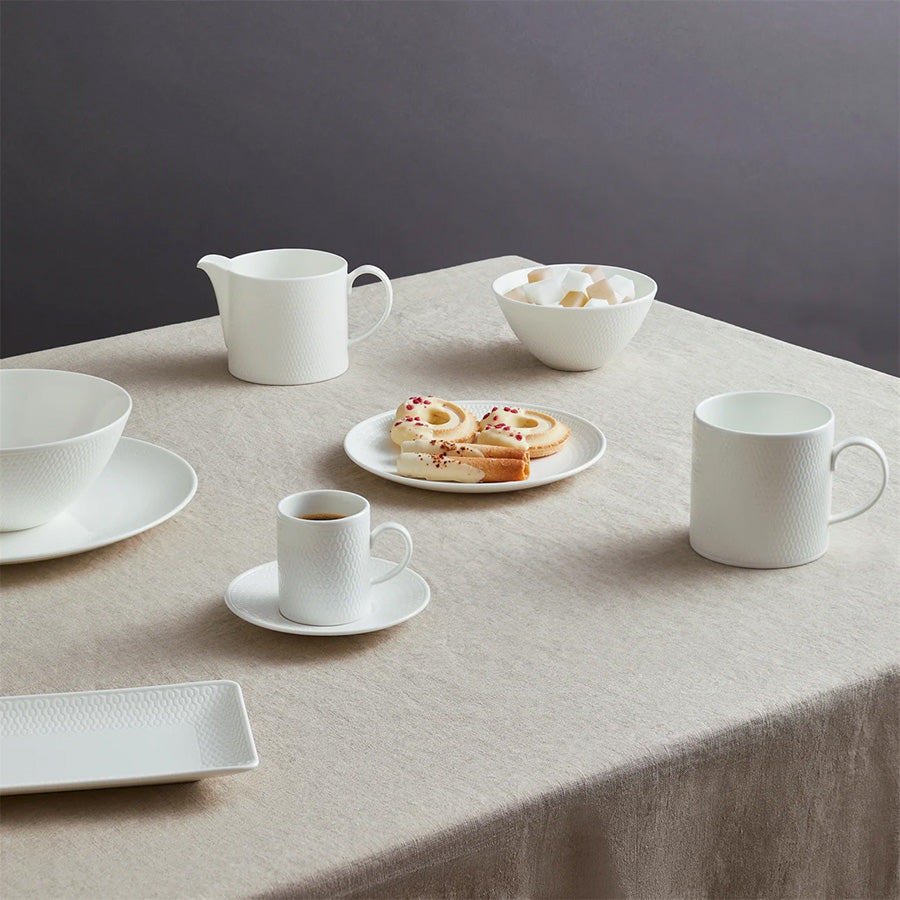 Kombinasjon av Wedgwood Gio Krus 29 cl med en tekanne og desserttallerkener, ideelt for servering på et stilfullt bord.