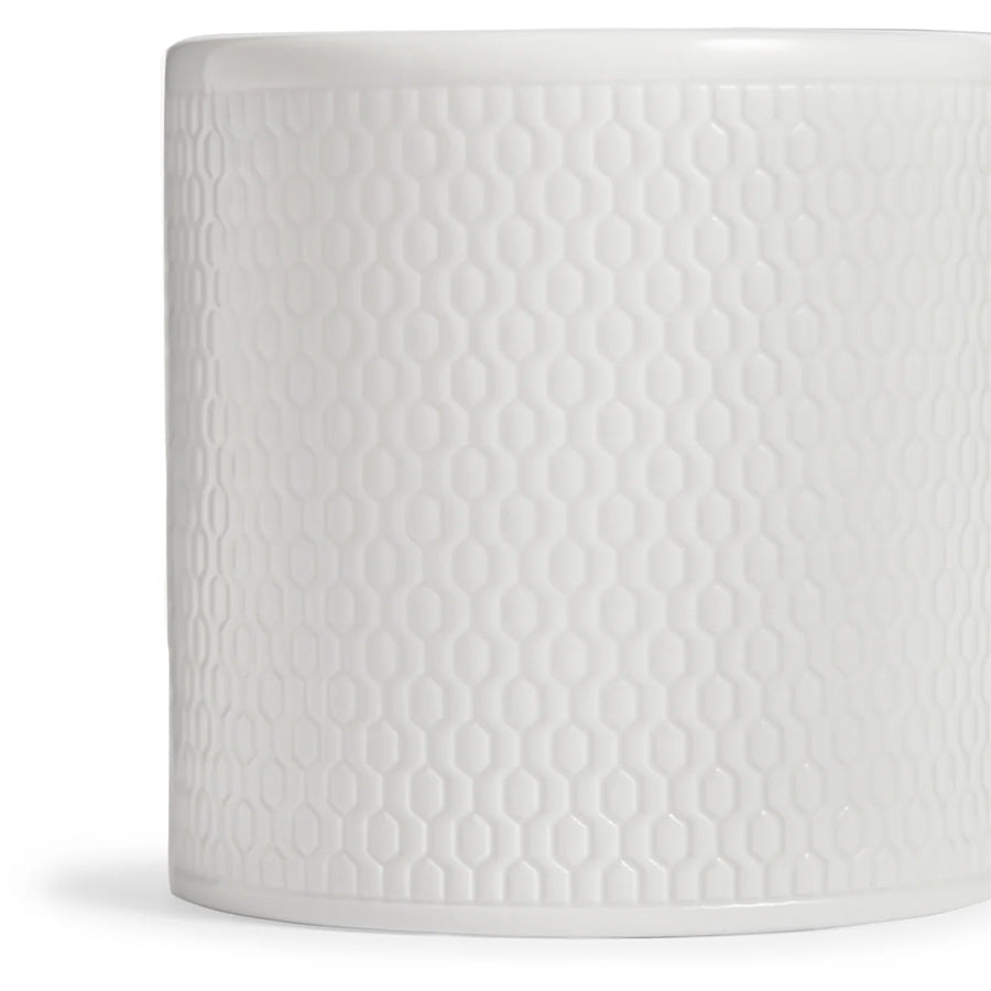 Sidevisning av Wedgwood Gio Krus 29 cl i hvitt benporselen, fremhever den geometriske strukturen.