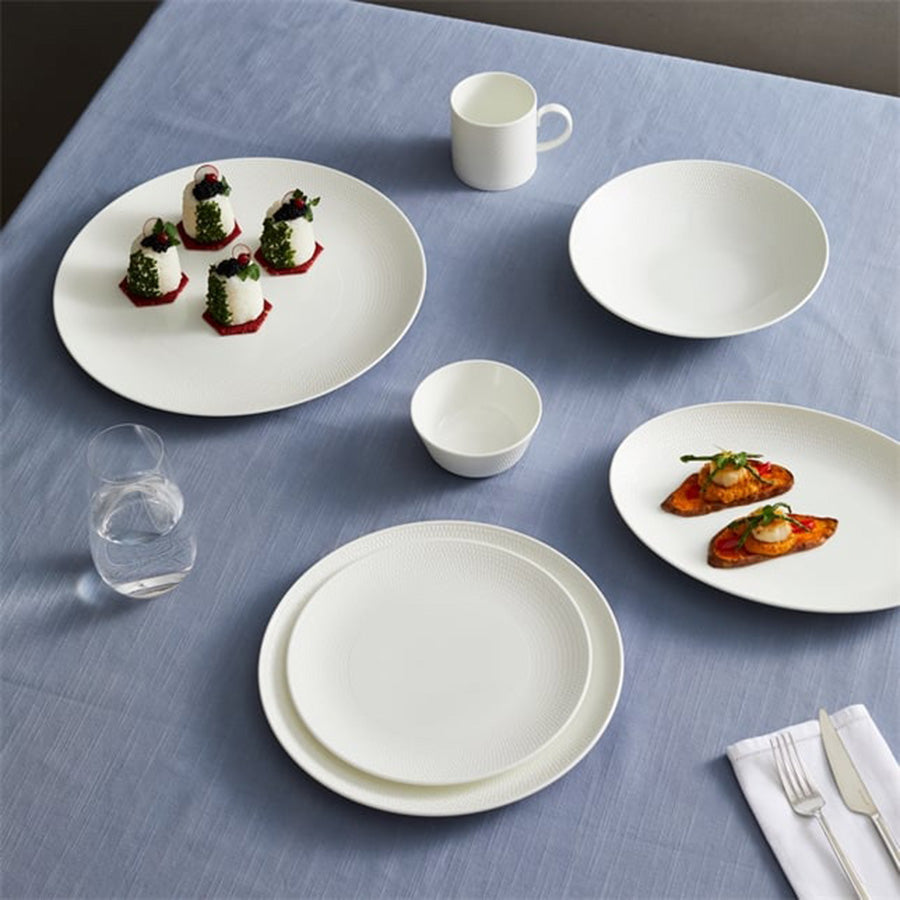 Wedgwood Gio ovalt serveringsfat 30cm i bruk, sammen med andre deler, ideelt for servering av mat.