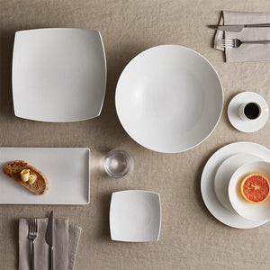 Samlet bordsetting med Wedgwood Gio serveringsfat 32 cm og forskjellige serviringsskåler, viser anvendeligheten av Gio-serien i moderne borddekking.