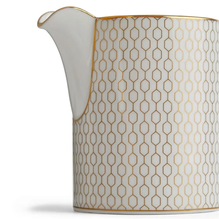 Nærbilde av Wedgwood Gio fløtemugge, delikat design med geometrisk mønster og 22 karat gull detaljer. Perfekt tillegg til Sukker Og Fløtemugge sett.