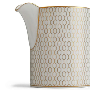 Nærbilde av Wedgwood Gio fløtemugge, delikat design med geometrisk mønster og 22 karat gull detaljer. Perfekt tillegg til Sukker Og Fløtemugge sett.
