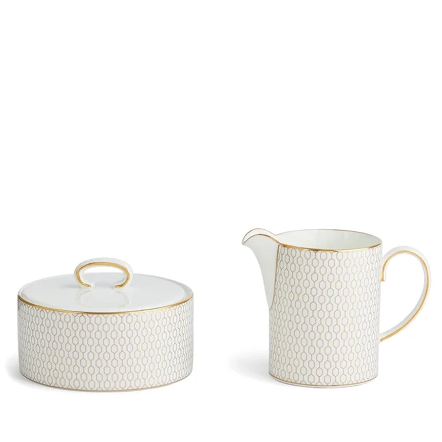 Wedgwood Gio Sukker Og Fløtemugge i gaveeske, inkludert elegant sukkerboks med lokk og fløtemugge med presis helletut. Ideell for kaffe- og teelskere.