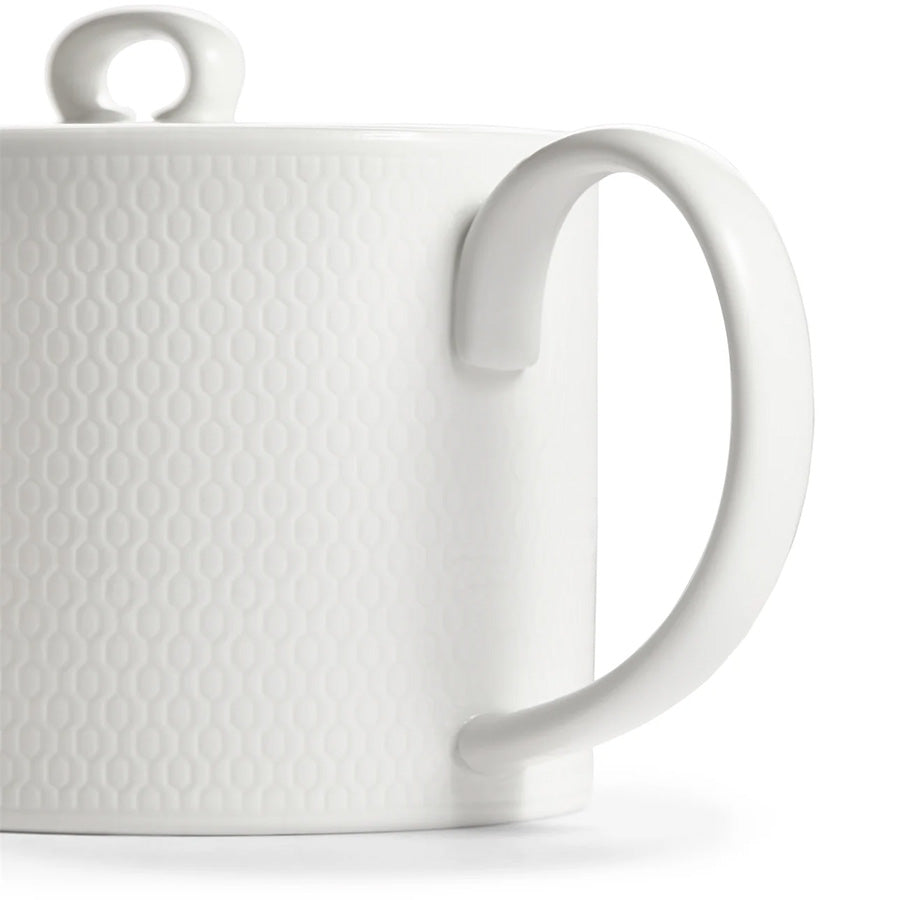 Nærbilde av håndtaket på Wedgwood Gio Tekanne 1l - Komfortabelt grep og minimalistisk design i benporselen.