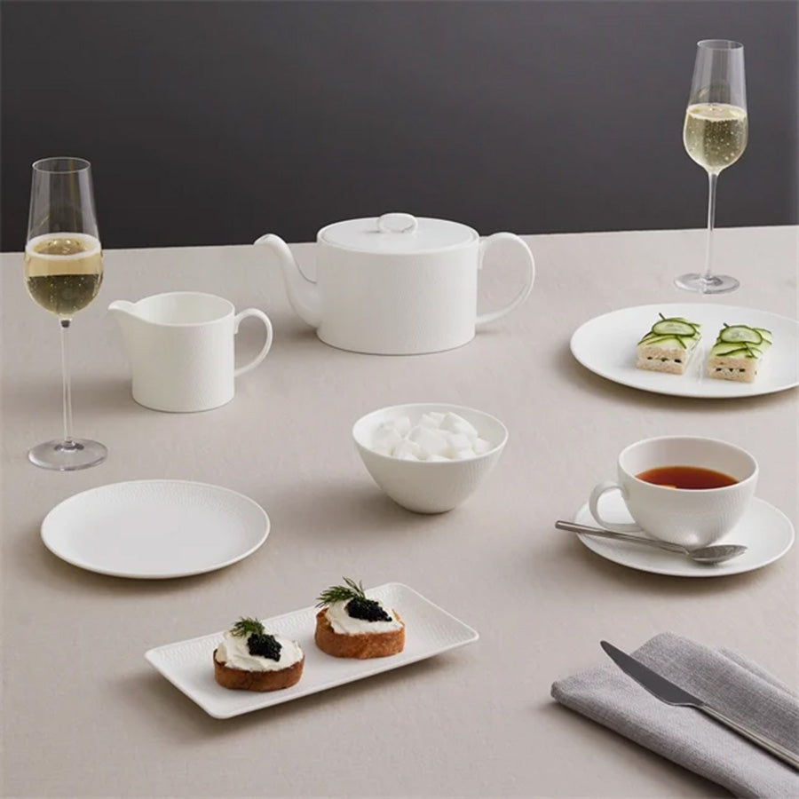 Wedgwood Gio tekopp og skål i hvitt benporselen på elegant dekket bord med tekanne, fløtemugge og servering