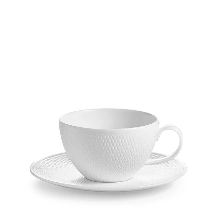WEDGWOOD Gio tekopp og skål med elegant, geometrisk struktur i helhvitt benporselen. Perfekt for servering av te og kaffe.
