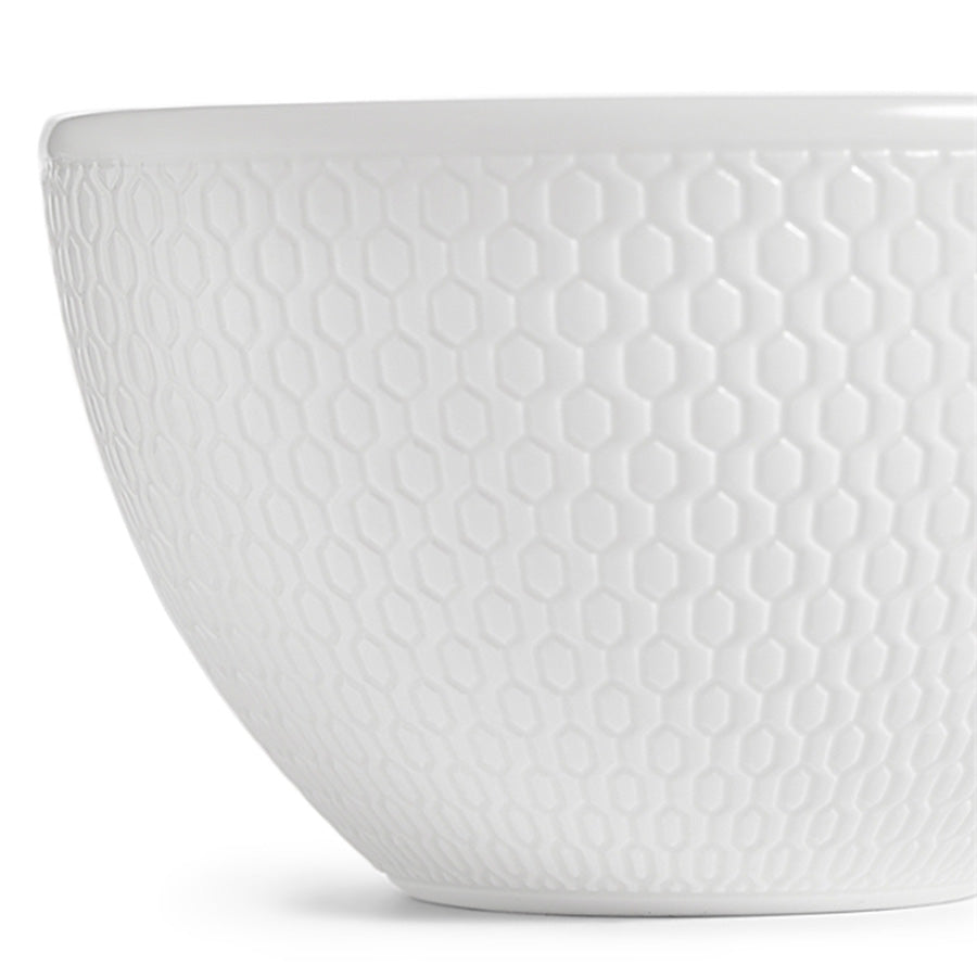 Nærbilde av WEDGWOOD Gio skål med geometrisk tekstur i helhvitt benporselen. Perfekt som tilbehør til tekopp og skål.