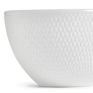 Nærbilde av WEDGWOOD Gio skål med geometrisk tekstur i helhvitt benporselen. Perfekt som tilbehør til tekopp og skål.