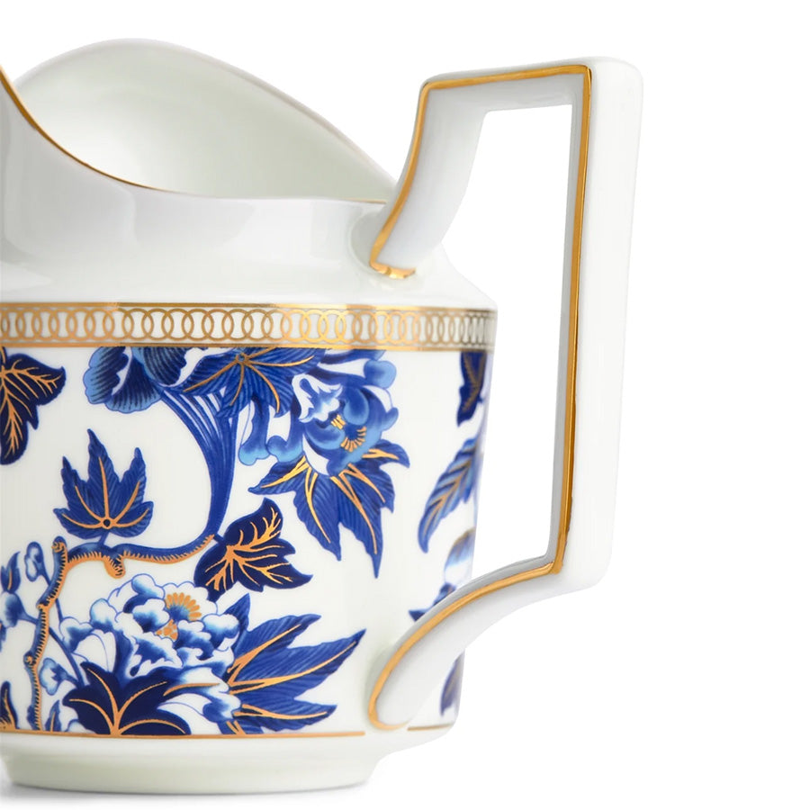Sidesyn av Wedgwood Hibiscus Fløtemugge, fremhever det moderne designet med kantet håndtak og blå blomsterdekor.